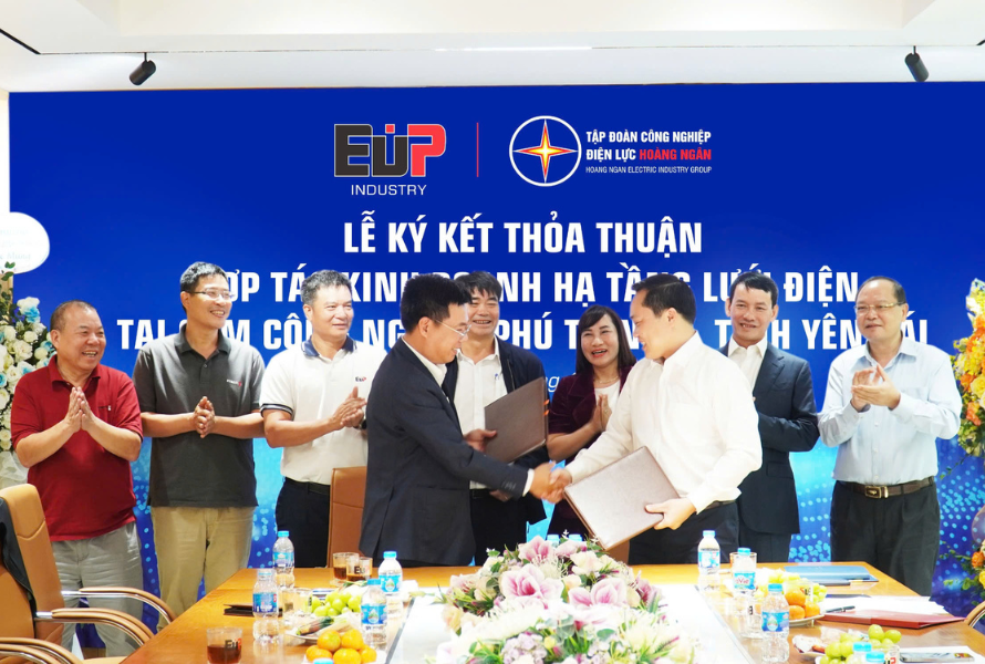 Signing ceremony for electric grid cooperation at Phu Thinh 3 industrial park (Yen Bai)