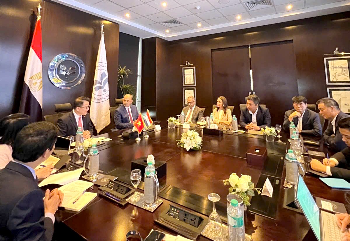 The meeting emphasized the deepening economic relationship between Vietnam and Egypt, with EuP Group (European Plastics JSC) standing out as a prime example The meeting emphasized the deepening economic relationship between Vietnam and Egypt, with EuP Group (European Plastics JSC) standing out as a prime example