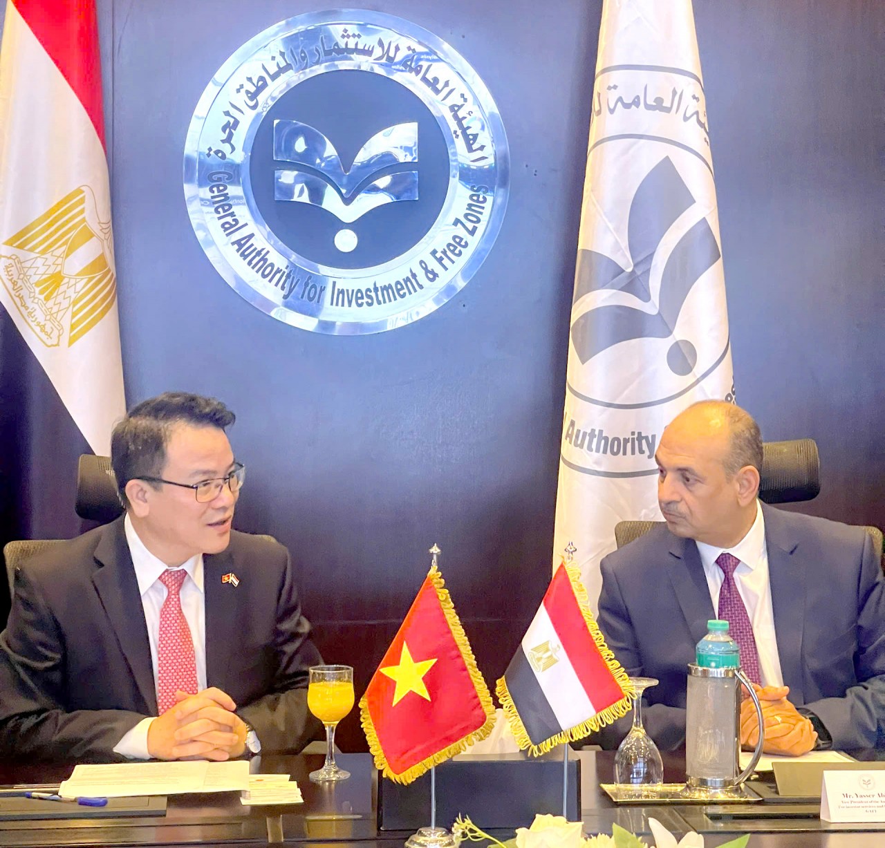 Mr. Tran Quoc Phuong, Vietnam’s Deputy Minister of Finance, and Mr. Yasser Ahmed Abbas, Vice President of Egypt’s General Authority for Investment and Free Zones (GAFI). Mr. Tran Quoc Phuong, Vietnam’s Deputy Minister of Finance, and Mr. Yasser Ahmed Abbas, Vice President of Egypt’s General Authority for Investment and Free Zones (GAFI).